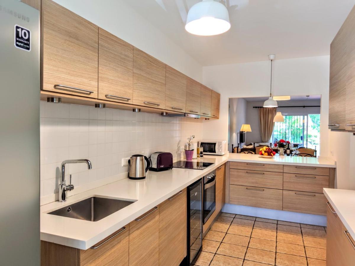 Spacious Beachfront Town House In Estepona With Fully Equipped Kitchen, Pools, Garden, Sea View Екстериор снимка