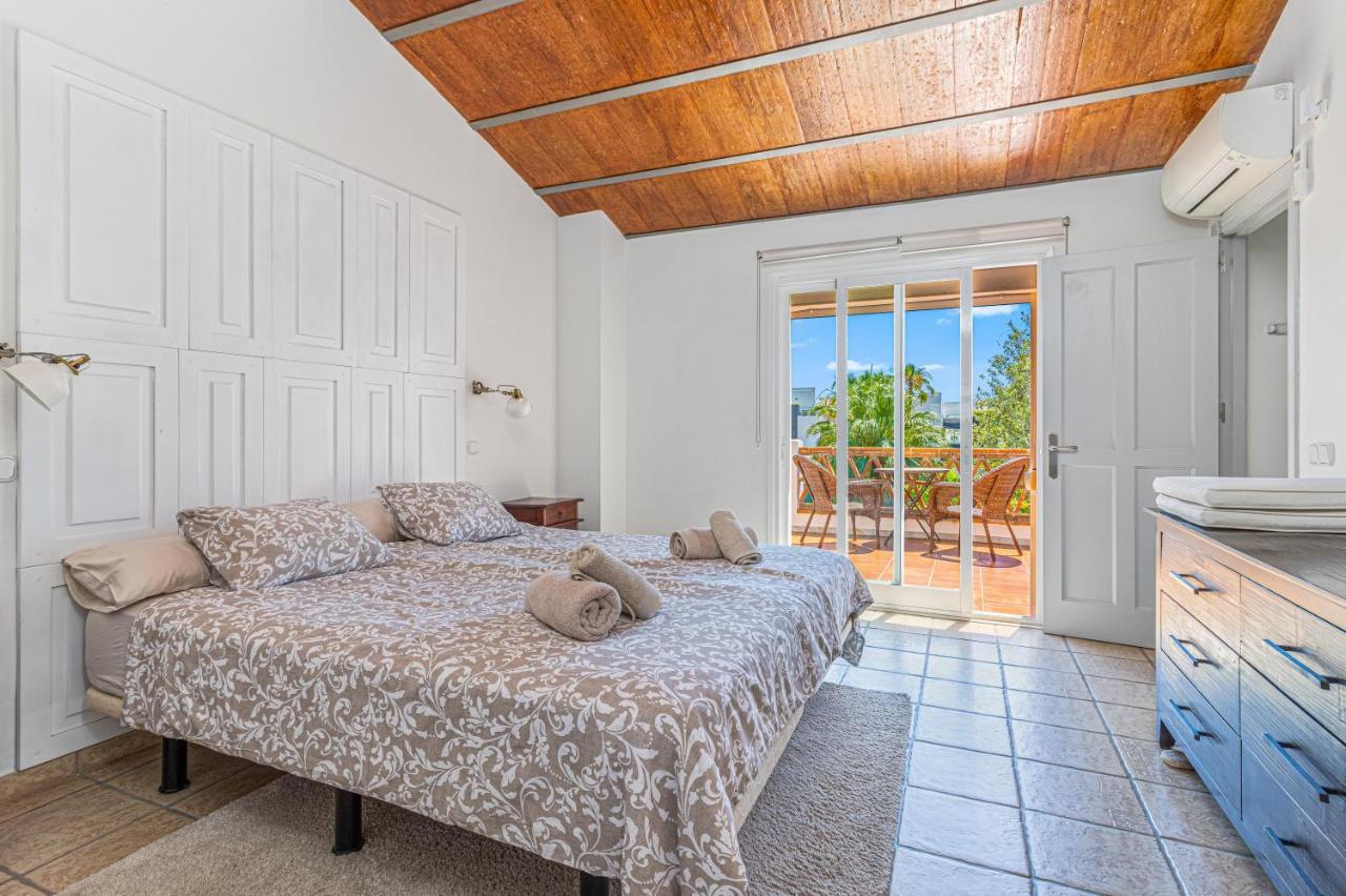 Spacious Beachfront Town House In Estepona With Fully Equipped Kitchen, Pools, Garden, Sea View Екстериор снимка