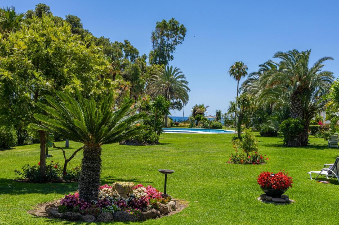 Spacious Beachfront Town House In Estepona With Fully Equipped Kitchen, Pools, Garden, Sea View Екстериор снимка