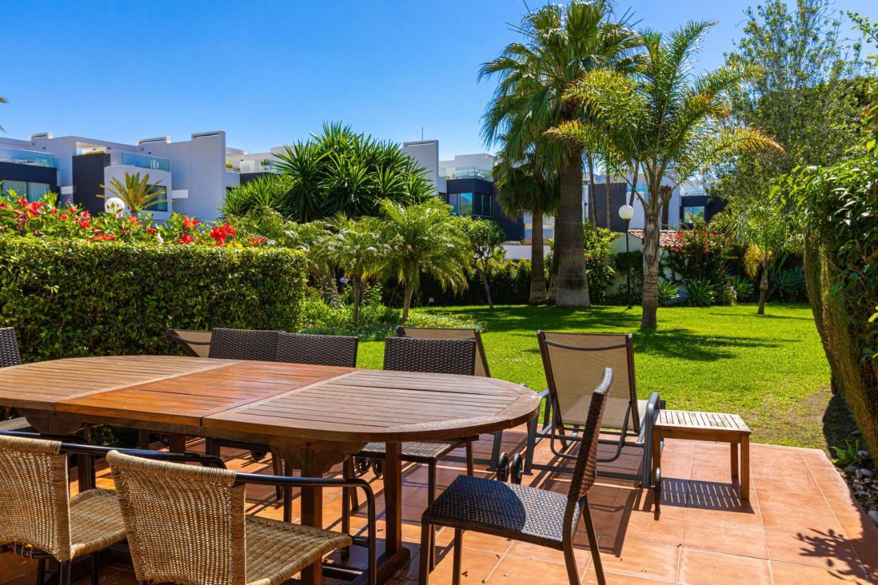 Spacious Beachfront Town House In Estepona With Fully Equipped Kitchen, Pools, Garden, Sea View Екстериор снимка