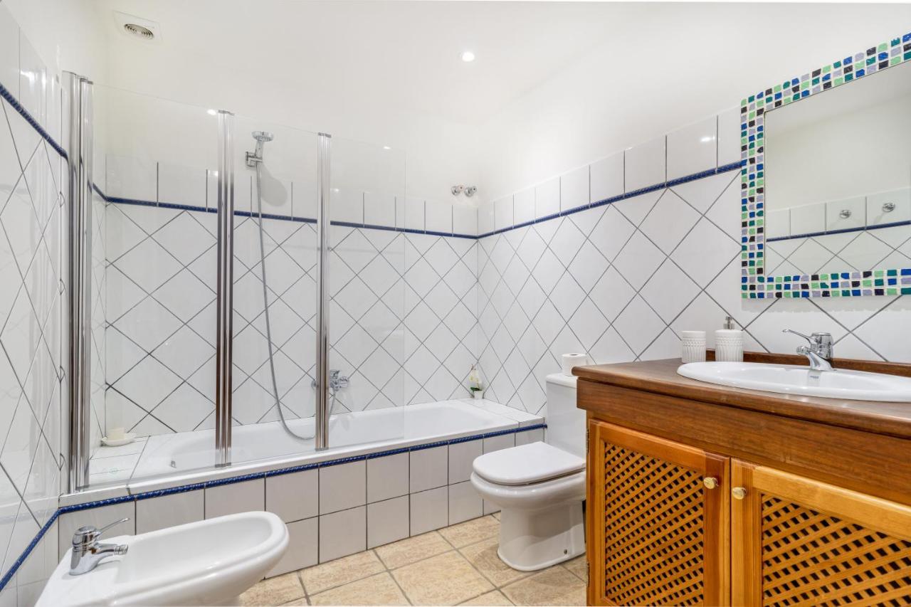 Spacious Beachfront Town House In Estepona With Fully Equipped Kitchen, Pools, Garden, Sea View Екстериор снимка