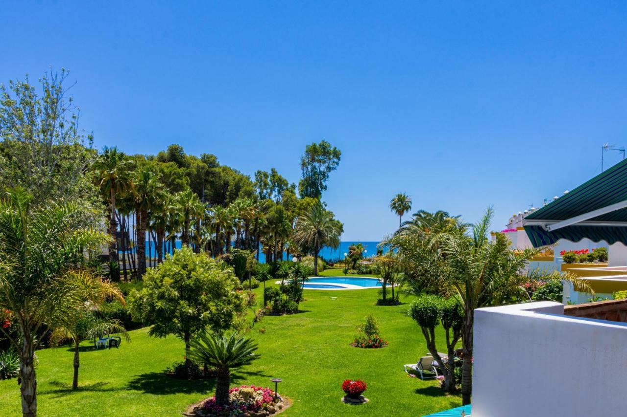 Spacious Beachfront Town House In Estepona With Fully Equipped Kitchen, Pools, Garden, Sea View Екстериор снимка